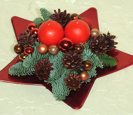 Borban a vigass&aacute;g - Finom v&ouml;r&ouml;sbor, eleg&aacute;ns d&iacute;szdobozban, kar&aacute;csonyias vir&aacute;gos d&iacute;sz&iacute;t&eacute;ssel