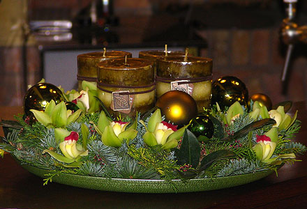 Borban a vigass&aacute;g - Finom v&ouml;r&ouml;sbor, eleg&aacute;ns d&iacute;szdobozban, kar&aacute;csonyias vir&aacute;gos d&iacute;sz&iacute;t&eacute;ssel