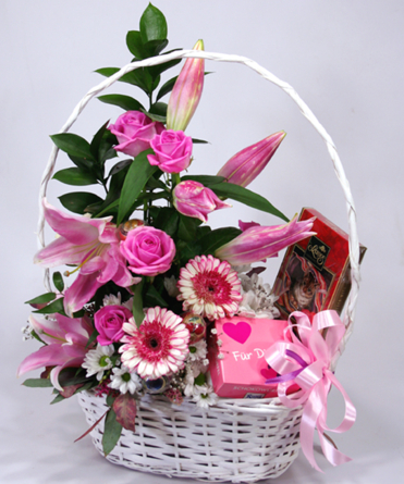 Virágposta - Édes virágkosár liliomokkal és rózsákkal