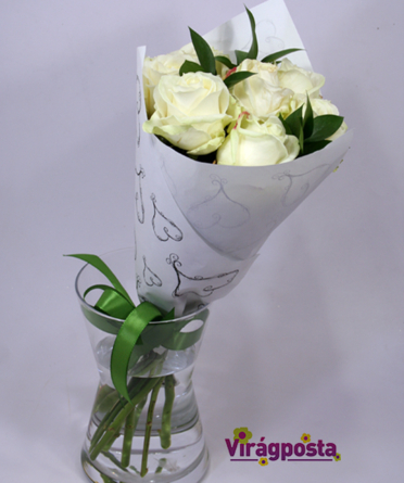 Virágposta - Fehér rózsák papírtölcsérben