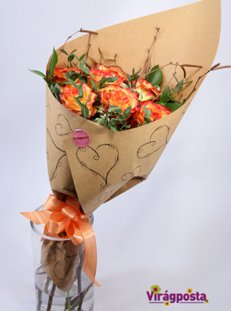 Virágposta - Narancs rózsák papírtölcsérben