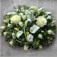 Virágposta - Megtört szívvel - koszorú fehérben kálákkal, rózsákkal