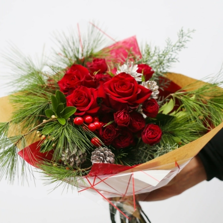 Virágposta - Karácsonyi csokor fenyővel és vörös rózsákkal 
