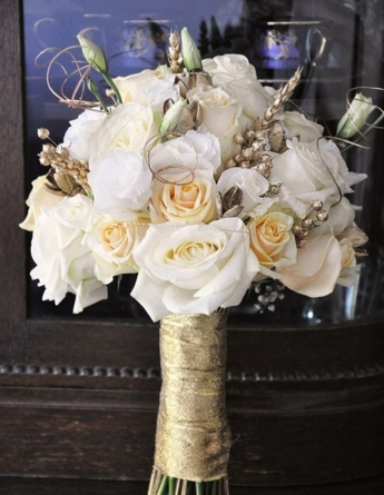 Virágposta - Krém rózsák aranyló csokorban