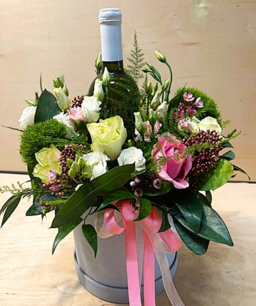 Virágposta - Virágbox liziantusszal, rózsával és borral