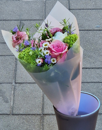 Virágposta - Tavaszi virágtölcsér rózsaszín rózsákkal