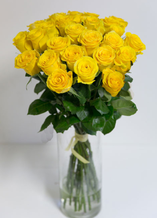 Virágposta - Sárga rózsák kerek csokorban, 60 cm-es rózsából kötve