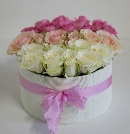 Virágposta - Porcelán rózsák kerek dobozban