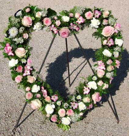 Virágposta - Szív koszorú rózsákkal, rózsaszín és fehér színben