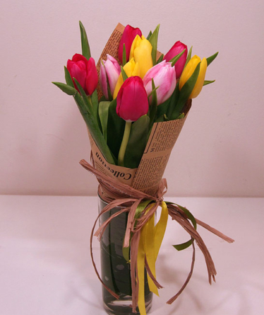 Virágposta - Szines tulipánok - csokor papírtölcsérben