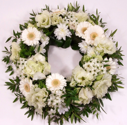 Virágposta - Urnakoszorú 17 - Koszorú fehér gerberákkal, liziantusszal és apró fehér virágokkal