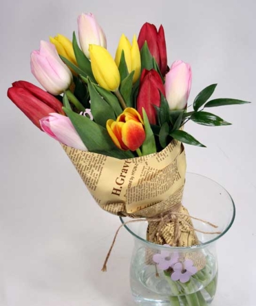 Virágposta - Színpompás tulipánok papírtölcsérben
