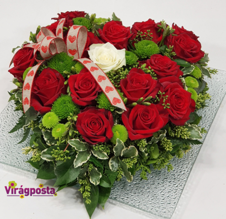 Virágposta - Rózsás szív üvegtálon - vörös rózsák